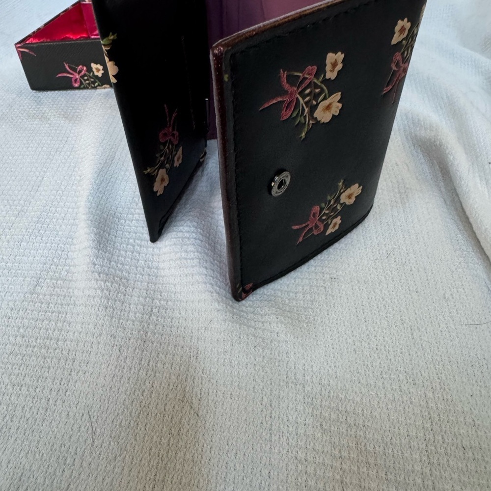 Coach Trifold Leather Wallet with Matching Box with Gold Lettering NWT! - Picture 15 of 16